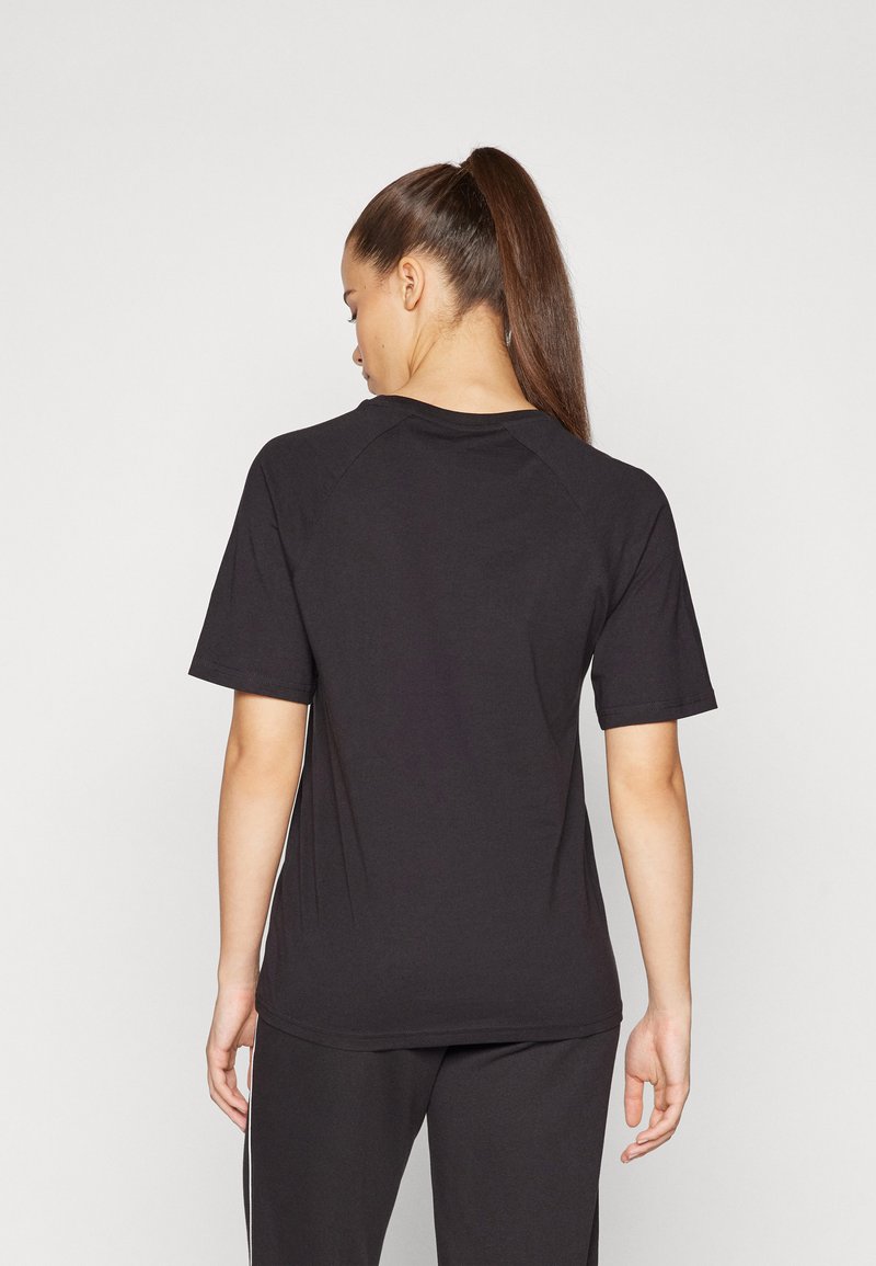 T-shirt nera a maniche corte con scollatura rotonda e maniche raglan. Tessuto morbido con una consistenza liscia. Design semplice e minimale.