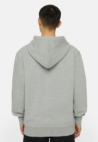 Grijze hoodie met een ontspannen pasvorm, verstelbare trekkoordkap, ribgebreide manchetten en zoom, en gemaakt van een zachte katoenmix.