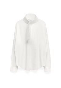 Camicia bianca a maniche lunghe con colletto alto e dettaglio cravatta al collo. Realizzata in tessuto morbido con vestibilità rilassata e orlo curvo.