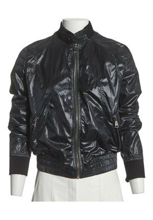Veste bomber noire brillante avec fermeture éclair à l'avant, col montant, poches latérales zippées et poignets et taille élastiques.