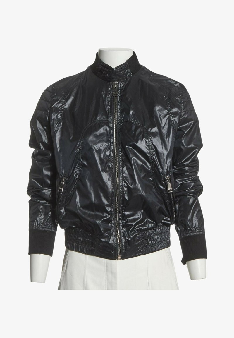 Veste bomber noire brillante avec fermeture éclair à l'avant, col montant, poches latérales zippées et poignets et taille élastiques.