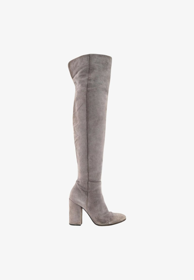 Botte haute en daim gris avec un bout arrondi et un talon haut épais, s'étendant au-dessus du genou.