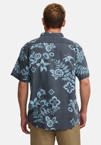 Camisa de botón de manga corta en gris oscuro, con un patrón floral en azul claro. Fabricación ligera, corte relajado, diseño de cuello clásico.