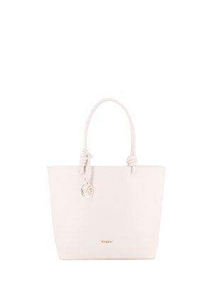 Bolso tote de cuero blanco con doble asa, charm con logotipo en tono dorado y pequeña placa de metal dorada con el nombre de la marca en la parte frontal.