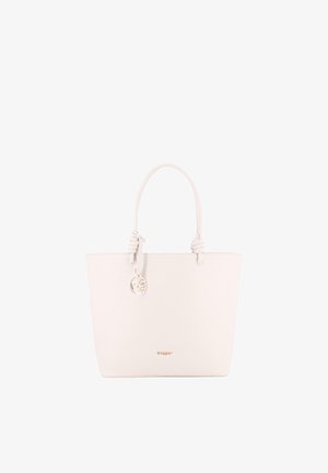 Bolso tote de cuero blanco con doble asa, charm con logotipo en tono dorado y pequeña placa de metal dorada con el nombre de la marca en la parte frontal.