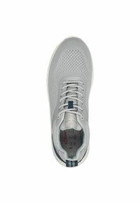 Grauer Sportschuh mit Obermaterial aus Netzgewebe, strukturierten Oberflächen und reflektierenden Schnürsenkeln. Verfügt über eine gepolsterte Sohle und einen blauen Streifenakzent an der Ferse.