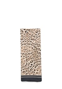 Leopardmønstret tørklæde lavet af blødt stof, med en beige baggrund og mørkebrune pletter samt en ensfarvet sort kant nedenfor.