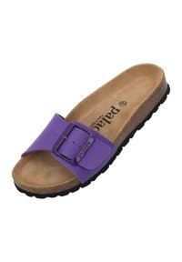 Infradito viola con una larga fascia e una fibbia metallica, dotate di un sottopiede in sughero e una suola in gomma nera texturizzata.