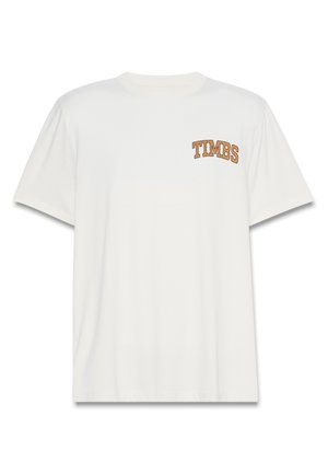 Weißes Baumwoll-T-Shirt mit kurzen Ärmeln und rundem Halsausschnitt, mit "TIMBS" in Orange auf der linken Brust gestickt.