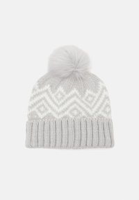 Bonnet en tricot gris avec un motif en zigzag blanc, doté d'un pompon duveteux sur le dessus et d'un poignet côtelé à la base pour ajouter de la texture.