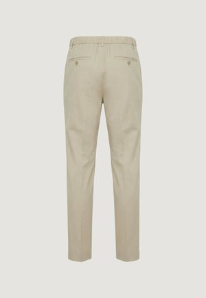 Beżowe, dopasowane spodnie z elastycznym paskiem w talii, dwiema zapinanymi na guziki tylnymi kieszeniami oraz prostym krojem nogawek, widoczne od tyłu.