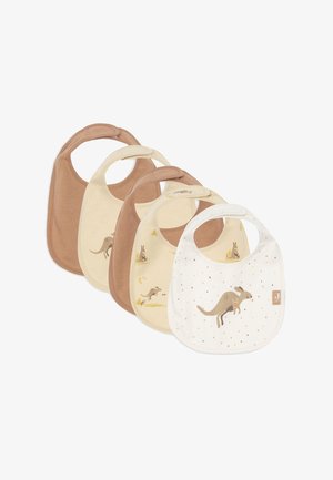 Vijf slabbetjes voor baby's in tinten bruin en crème, met illustraties van een kangoeroe en jong, en stippenpatronen, overlappend gerangschikt op een witte achtergrond.