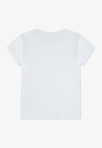 Λευκό βαμβακερό μπλουζάκι, κοντά μανίκια, σχεδίαση με στρογγυλή λαιμόκοψη, με ομαλή υφή και χωρίς ορατά σχέδια ή διακοσμητικά στο πίσω μέρος.