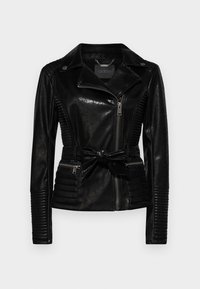 Giacca nera in ecopelle con un design aderente, chiusura a zip, vita con cintura, dettagli a coste sulle maniche e colletto classico.