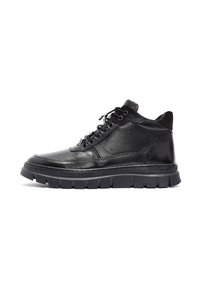Zapatillas altas de cuero negro con superficie texturizada, cordones en la parte delantera y suela de goma gruesa. Presenta un sutil estampado en el borde de la suela.