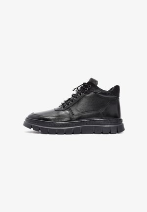 Schwarze Leder-Hochtop-Sneaker mit strukturierten Oberflächen, Schnürverschluss und dicker Gummisohle. Verfügt über dezentes Branding entlang der Sohle.