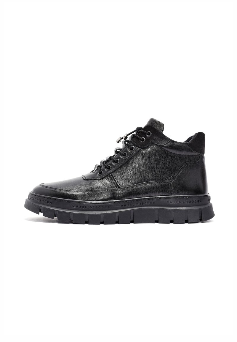 Zapatillas altas de cuero negro con superficie texturizada, cordones en la parte delantera y suela de goma gruesa. Presenta un sutil estampado en el borde de la suela.