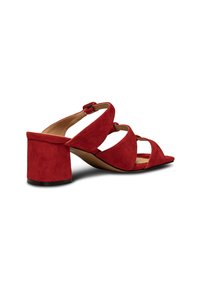 Sandale rouge en daim à bout ouvert avec talon bloc et bride ajustable à la cheville, vue de côté sur fond blanc.
