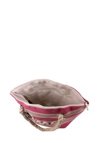 Gestreepte handtas van roze en roomkleurig stof met touwhandvatten, ritssluiting en een beige interieur met een slipvak.