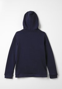 Sudadera con capucha azul marino hecha de tela suave con un bolsillo canguro, puños acanalados y capucha con cordón, con una textura lisa.