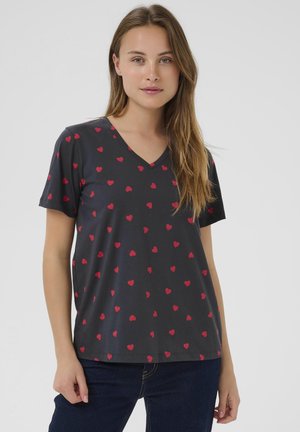 Camiseta de cuello en V en gris oscuro con un patrón disperso de corazones rojos. Fabricada con tejido suave, de mangas cortas, corte relajado y detalle de dobladillo sencillo.