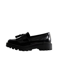 Svarta lackläder loafers med en rosettdetalj, kraftig gummisula och präglade detaljer på ovandelen. Slät textur och stilren design.