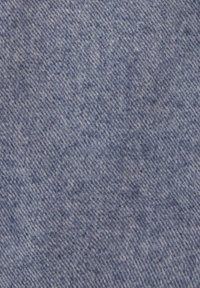 Blaues Fischgrätgewebe mit einer strukturierten Oberfläche, das ein Muster aus miteinander verwobenen Linien und unterschiedlichen Blautönen für Tiefe zeigt.