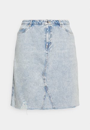 Vaaleansininen farkkuhame, jossa etumallinen halkio, vyölenkit, napillinen suljenta ja pieni kulutettu kohta helman lähellä harmaalla taustalla.