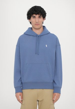 Blauwe pullover hoodie gemaakt van een katoenmix. Heeft een voorzak, een capuchon met trekkoord en een geborduurd logo op de borst.
