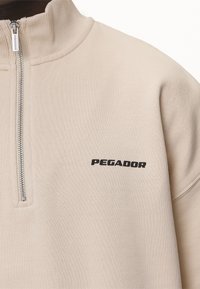 Pegador LOGO OVERSIZED HALF ZIP SWEATER - Felpa - washed desert sand/black gum