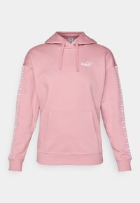 Rosa hettegenser laget av myk vinklet, med kengurulomme, snorhette, og hvit Puma-logo på brystet og ermene.