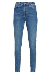 Jeans ajustados de talle alto en azul con botón frontal, bolsillos y costuras visibles sobre un fondo blanco.