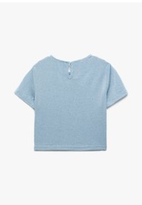 Top de manga corta azul claro con escote redondeado y un pequeño cierre de botón en la parte posterior. Tejido suave y texturizado con un diseño ligeramente corto.