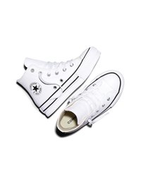 Par bele belih visokih superg Converse z rjavim robom in vezalkami, prikazan stranski logotip in pogled od zgoraj na belem ozadju.