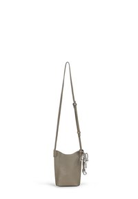 Bolso de cuero cruzado en taupe con una superficie texturizada, parte superior curvada y un charm desmontable con detalles en plata. Correa ajustable.