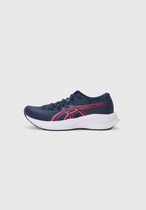 Chaussure de course en maille bleu marine avec des accents roses. Elle présente un bout arrondi, un laçage à l'avant et une épaisse semelle blanche avec des motifs texturés.