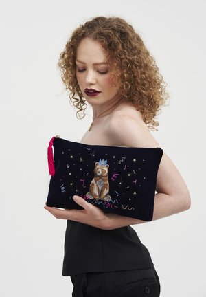 Zwart fluwelen clutch met geborduurde beer en kroon, versierd met kleurrijke confetti en sterren, inclusief een roze franjerits.