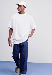Nike Sportswear PANT  - Kalhoty - midnight navy/(white)
