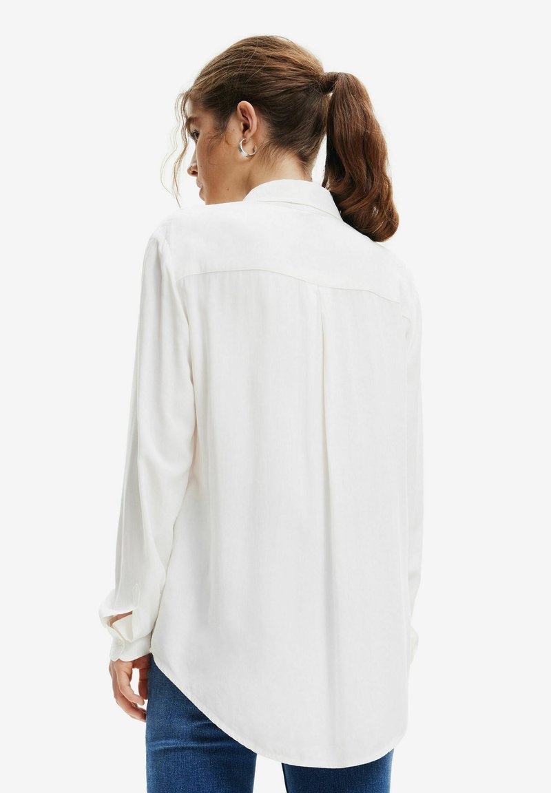 Chemisier Femme Desigual BLUS TEMIS - Modèle Oversized Blanc - Taille Plus - Réf. 18WWBW07