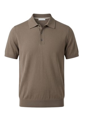 Polo in maglia marrone a maniche corte con patta a due bottoni e colletto e orlo a coste, mostrato su sfondo bianco.