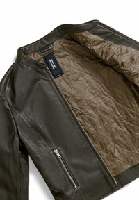 Giacca di pelle verde scuro con fodera trapuntata beige. Presenta una cerniera frontale e una tasca laterale con hardware argentato. Design del colletto classico.