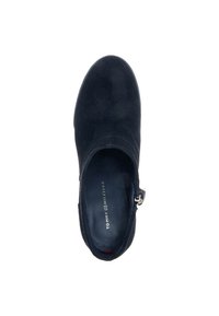 Černé semišové kotníkové boty s kulatou špičkou, bočním páskem se sponou a logem "Tommy Hilfiger" natištěným na stélce.