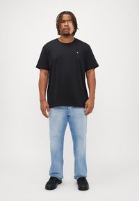 Calvin Klein Jeans Plus PLUS EMBRO BADGE TEE - Lihtne T-särk - black