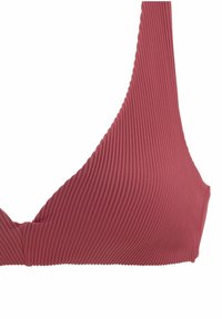 Geribbelde, rooskleurige bikinitop met driehoekige cups en dikke bandjes, gemaakt van textuurstof en met een minimalistisch ontwerp.