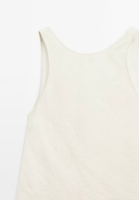 Ärmelloses, cremfarbenes Tanktop mit glatter Textur und rundem Halsausschnitt. Einfaches Design ohne Muster oder Hardware-Details.