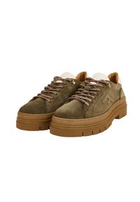 Sneakers in suede verde oliva con suole in gomma marrone spesso, lacci decorati e un accento bianco e beige sul tallone. Dettagli di branding minimi.