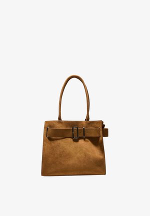 Smeđa torba od antilopa s širokim remenom i metalnom kopčom sprijeda, dva srednje dugačka držača, pravokutnog oblika.