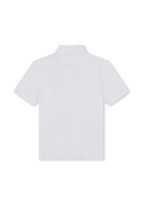 Polo shirt blanc à manches courtes avec un col rabattu, fabriqué en tissu en coton doux, texture lisse, sans motifs ni accents visibles.