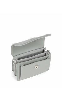 Grå læderpung med flere rum, snaplukning og en glat tekstur. Udstyret med sølvhardware og minimalistisk design.