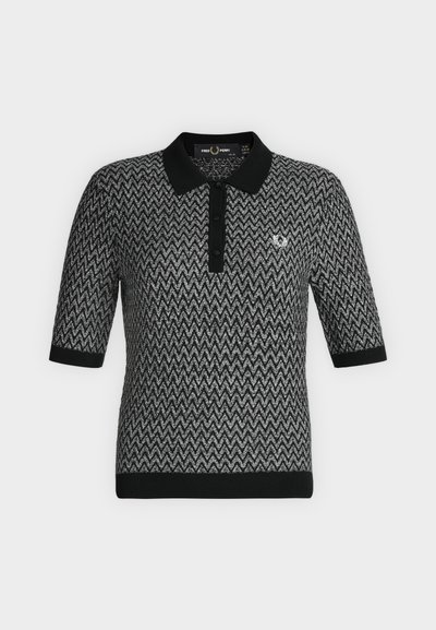 Polo manches courtes à motif chevron noir et gris avec col, poignets, ourlet noirs et petit logo brodé sur le côté gauche de la poitrine.